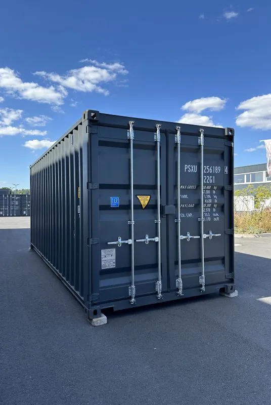 Container auf dem Betriebsgelände